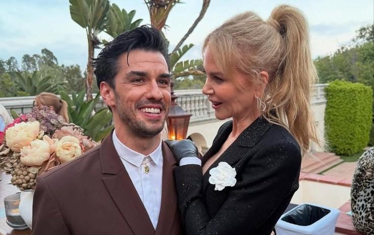 Arası tamaşaçıları sevir - FOTO