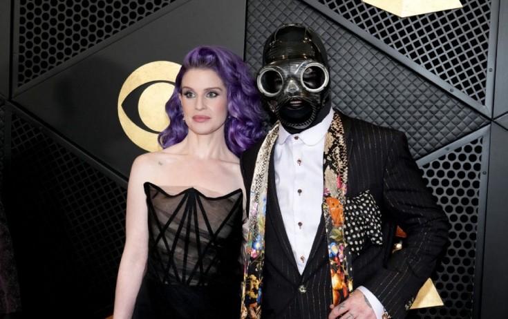 Müğənni ilə evlənir