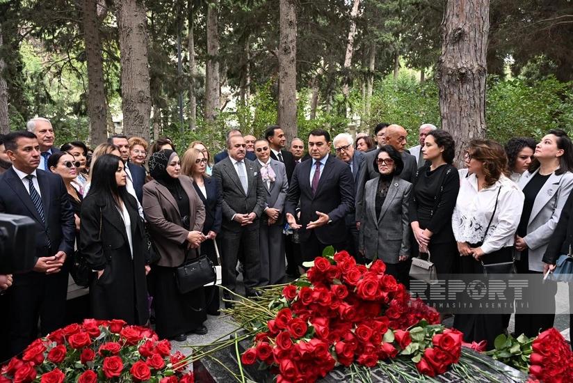 Üzeyir Hacıbəylinin məzarı ziyarət edilib