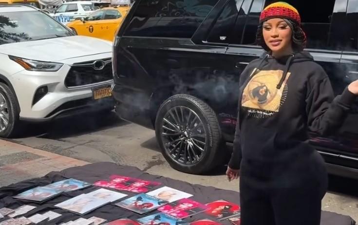 Reper yeni albomunu küçədə satıb - VİDEO