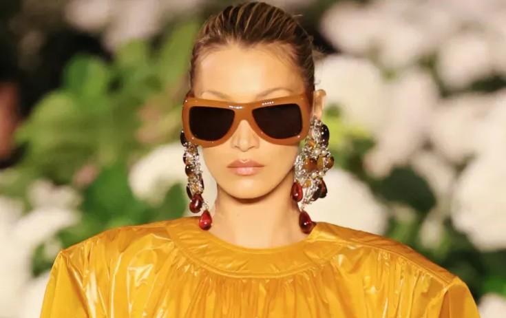 Bella Hadid podiumda - FOTO