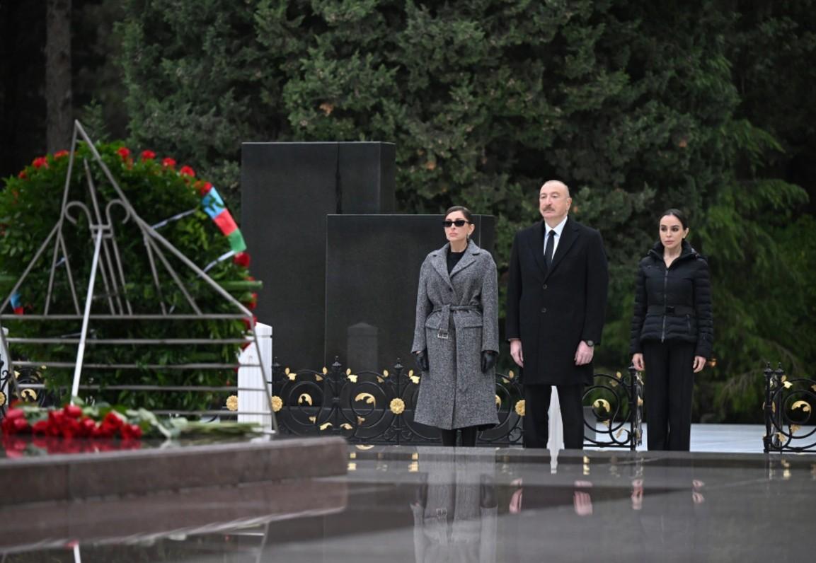 İlham Əliyev və Mehriban Əliyeva ulu öndərin məzarını ziyarət ediblər