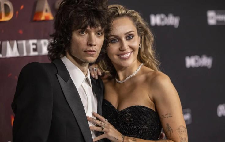 Müğənni nişanlanıb