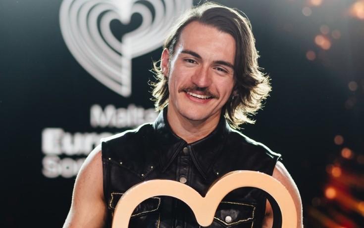 Aidan "Bella"nı oxuyacaq